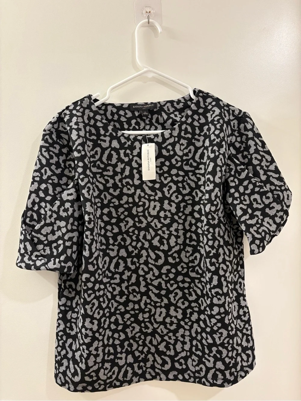 Banana Republic Black & Gray Leopard Print Puff Sleeve Top